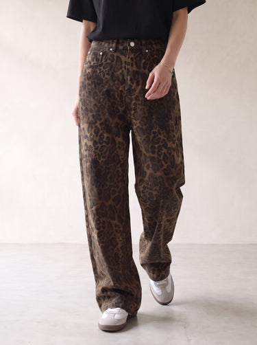 Leopard print wide-leg jeans, walking