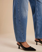 Barrel Jeans in blue — close-up of the curved seam and tapered hem at the ankle