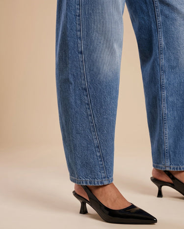 Barrel Jeans in blue — close-up of the curved seam and tapered hem at the ankle