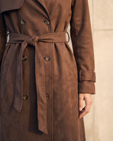 Close-up of the Bexley Trench Coat's tie belt, buttons and buckled cuff tab in brown