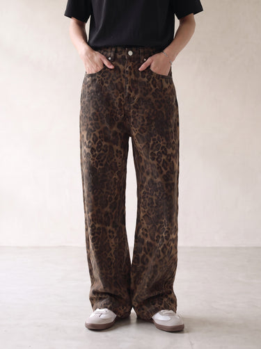 Leopard print wide-leg jeans, hands in pockets