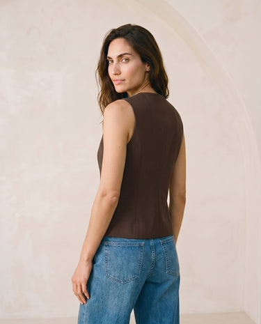 The Alicia vest in brown — side view on model