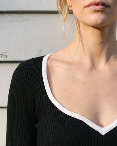 Close-up of the sweetheart neckline and white contrast trim – Moriel Heritage