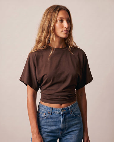 Three-quarter view of the brown ruched-side tee – Moriel Heritage