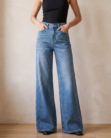 The Elodie jeans in blue — front view with hands in pockets on model