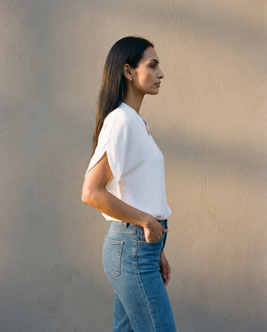 Side view of the white blouse worn with high-waist jeans – Moriel Heritage