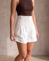 The Monroe short in white — side view on model