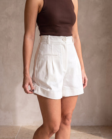 The Monroe short in white — side view on model