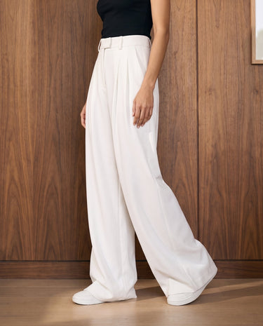 The Oriane pants in white — side view on model