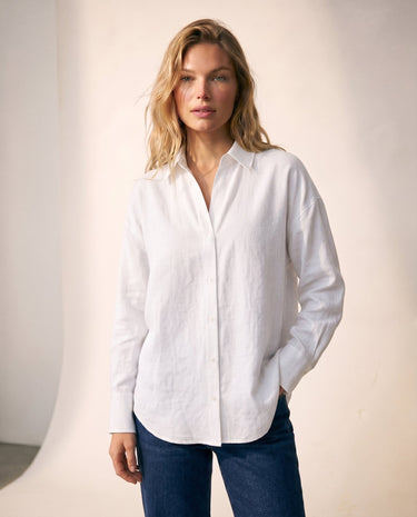 Model wearing the white poplin shirt untucked over jeans – Moriel Heritage